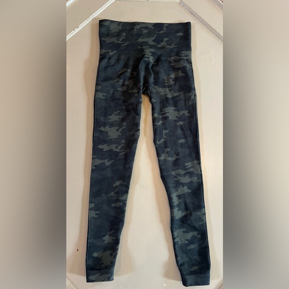 Spanx full length leggings women’s size XS green camo - Picture 3 of 3